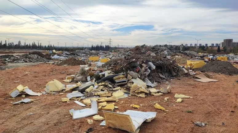 Adana'da boş araziye atılan çöplerin yakılması çevre ve hava kirliliğine yol açtı