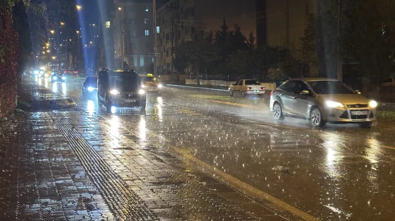 Edirne'de aniden bastıran sağanak yağış hayatı olumsuz etkiledi