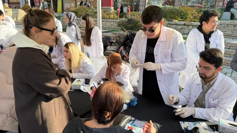 Bursa'da diyabet farkındalığı için yürüyüş düzenlendi ve mavi balonlar gökyüzüne bırakıldı