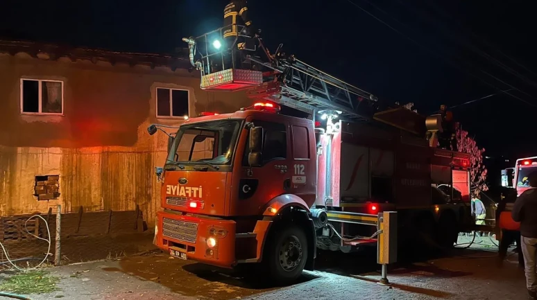 Uşak'ın Banaz Ilçesinde Yıldırım Düşmesiyle 2 Katlı Evin Çatısı Yandı