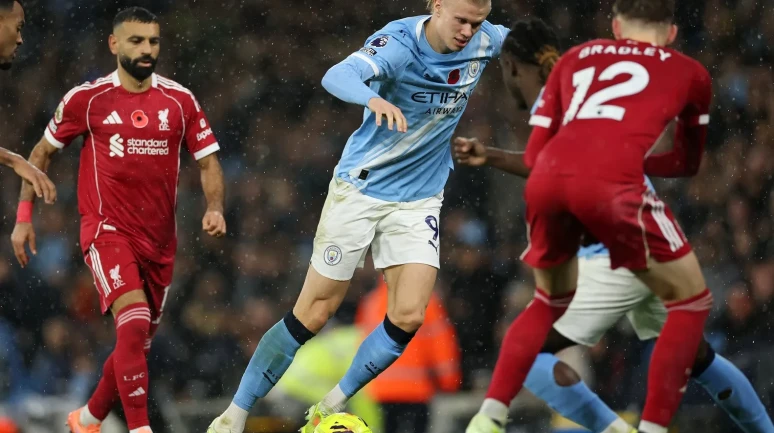 Manchester City Liverpool'u 3-0 mağlup ederek Premier Lig'de Arsenal'ın peşinde kaldı