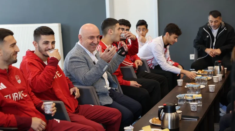 Darıca'da milli sporcularla bir araya gelen Başkan Bıyık başarılarını övdü