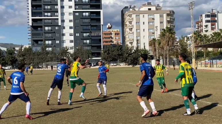 Mersin'de takımlar şehitleri anmak için sahaya Türk bayraklarıyla çıktı