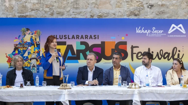 Mersin Büyükşehir Belediye Başkanı Vahap Seçer turizm temsilcileriyle festivalde buluştu