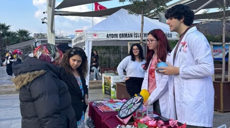 Aydın'da tıp öğrencileri meme kanserine dikkat çekmek için farkındalık etkinliği düzenledi