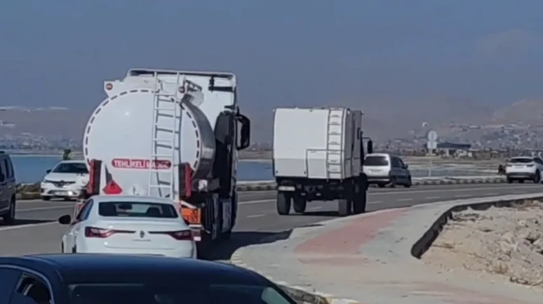 Van’da sahil yolu ağır araçların geçişiyle çökme tehlikesiyle karşı karşıya