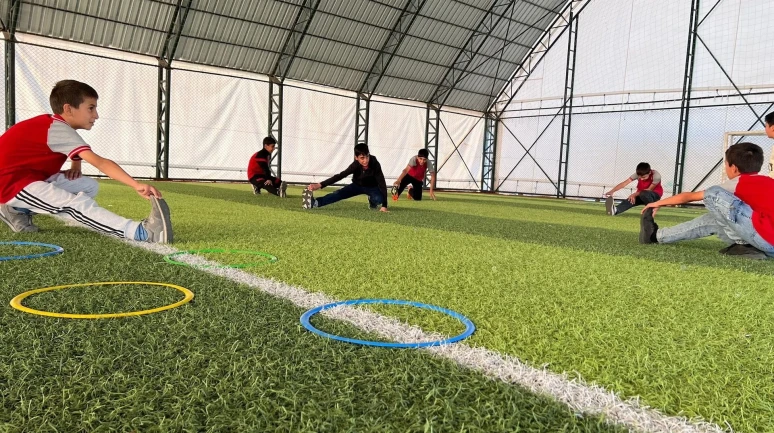 Muş'un Varto ilçesinde gençlere yönelik futbol kursu devam ediyor