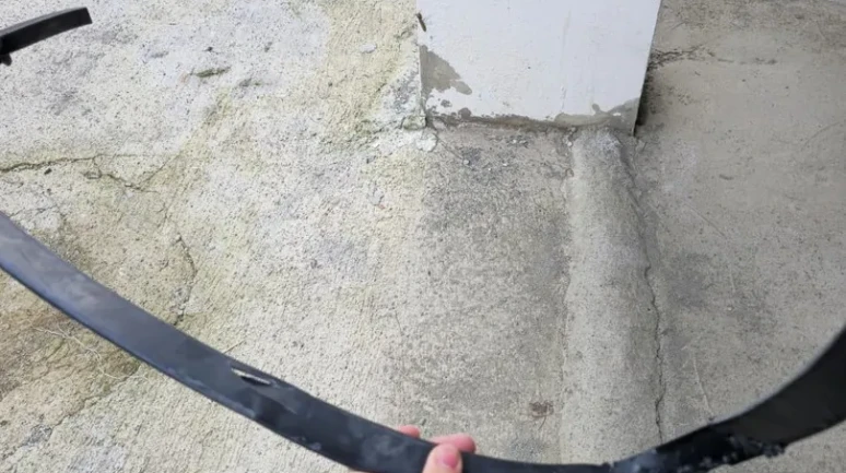 Kastamonu'da sokak köpekleri park halindeki aracın plastik parçalarını parçaladı