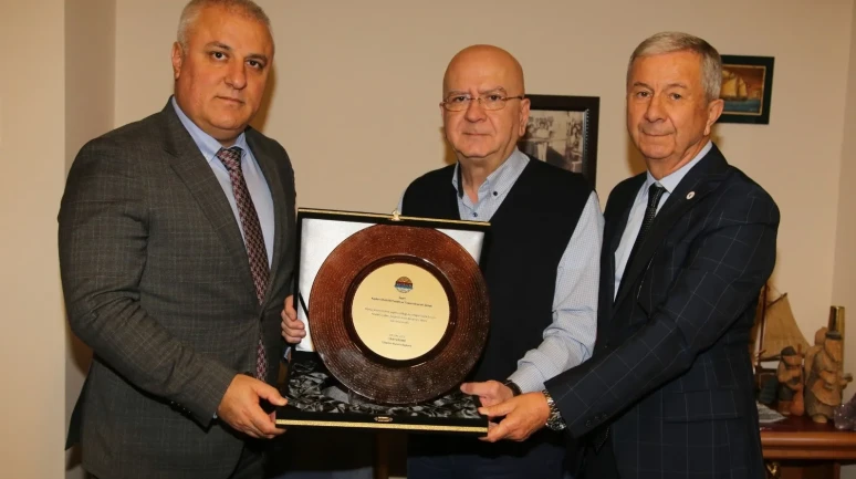 Alanya'da vergi rekortmeni iş insanlarına plaket verildi