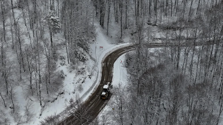 Osmangazi'de karla kapanan yollara belediye ekipleri anında müdahale ediyor