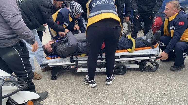 Bursa'da otomobile çarpan motosikletli ağır yaralandı