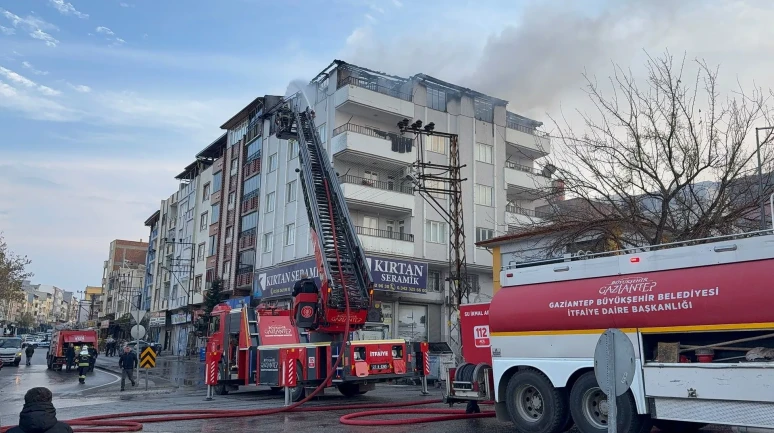 Gaziantep'te 4 katlı apartmanın terasında korkutan yangın