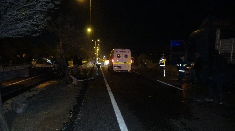 Kilis'te park halindeki tıra çarpan otomobil hurdaya döndü: 2 yaralı