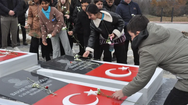 Keşan'da trafik kazasında hayatını kaybeden 7 öğrenci ve 1 şoför için anıt açıldı