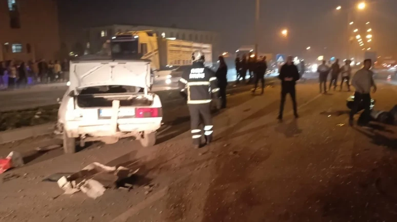 Hatay'da tırla çarpışan Tofaş ikiye bölündü, sürücü yaralandı