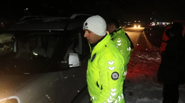 Erzincan'da kar ve tipi nedeniyle Sakaltutan, Kızıldağ ve Ahmediye geçitlerinde yol ulaşıma kapandı