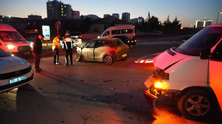 Kırıkkale’de minibüs ile otomobilin kafa kafaya çarpması sonucu 2 kişi yaralandı