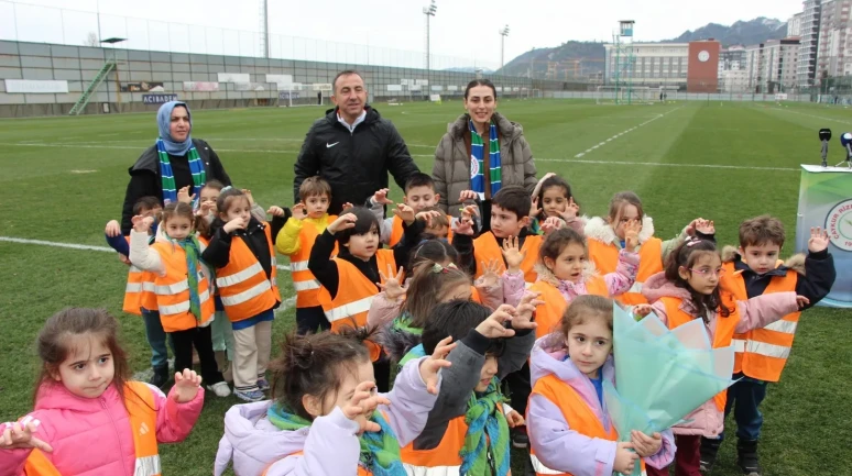 Minikler Çaykur Rizespor antrenmanını ziyaret etti