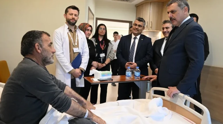 Erzurum Valisi Çiftçi, Şehir Hastanesi'nde tedavi gören hastaları ziyaret etti