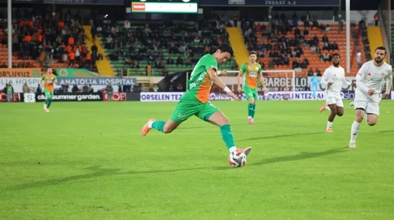 Alanyaspor ile Antalyaspor arasındaki maç ilk yarıda golsüz beraberlikle sonuçlandı