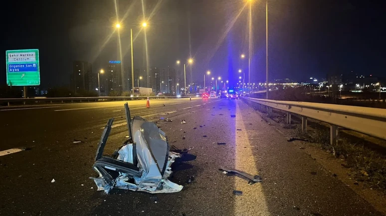 Ankara'da otomobil tırın altına girdi: 2 ölü 1 ağır yaralı