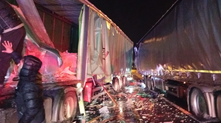 Rize'de tır kazasında sürücü AFAD ekipleri tarafından kurtarıldı