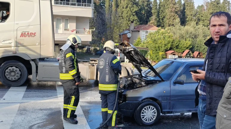 Kocaeli'nin Karamürsel ilçesinde seyir halindeki otomobilde yangın çıktı