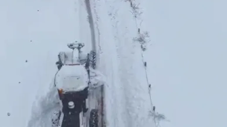 Karda mahsur kalan ambulansı iş makinesiyle çekerek hastaya ulaştırdılar