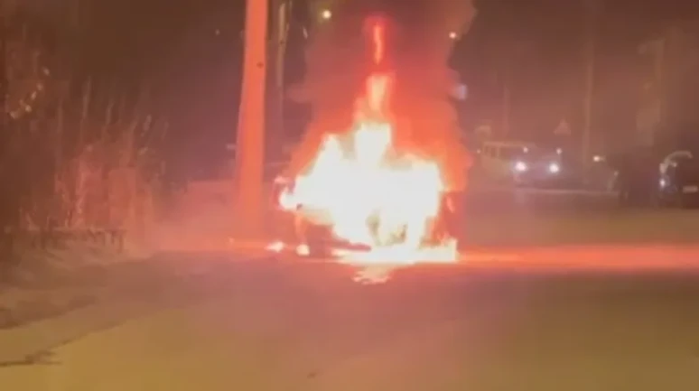 Karabük'te park halindeki otomobil alev topuna döndü