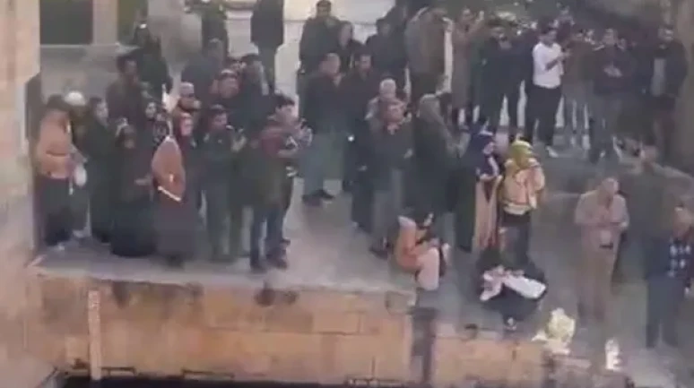 Şanlıurfa'da işten atıldığını söyleyen kişi Rızvaniye Camisi'nden Balıklıgöl'e atladı