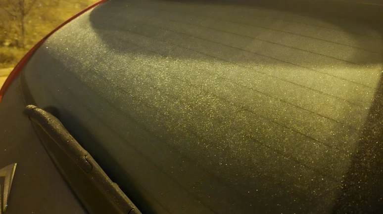 Elazığ'da soğuk hava nedeniyle araç camları buz tuttu