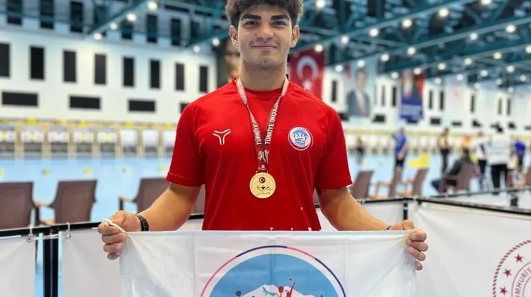 Kayseri'de Spor A.Ş. sporcusu Kutay Tek klasik yay erkekler kategorisinde Türkiye şampiyonu oldu