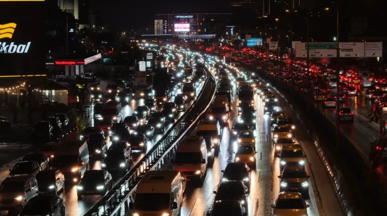 İstanbul'da akşam saatlerinde trafik yoğunluğu yüzde 90 seviyelerine ulaştı