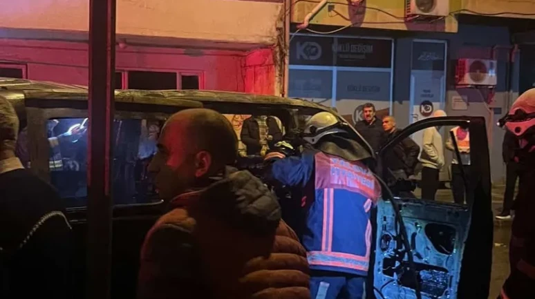 Yalova'da park edilen minibüs alevlere teslim oldu