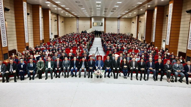 Erzincan Valisi Aydoğdu: 'Gençlerin kalbine dokunmazsak sadece bilgi yüklemiş oluruz