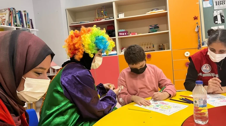 hastanede tedavi gören çocuklara üniversitelilerden moral desteği