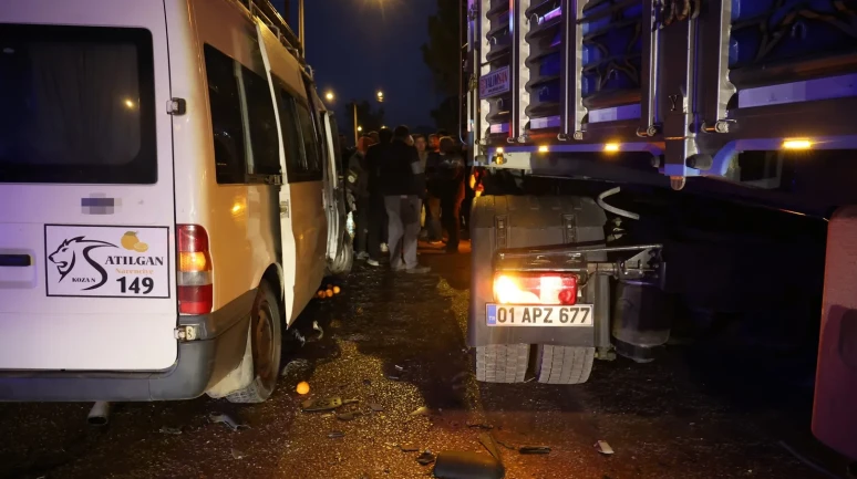 Adana'nın Kozan ilçesinde tırın minibüse çarpması sonucu 2 kişi yaralandı