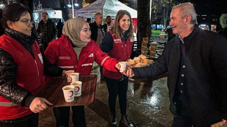 Manisa’da Türk Kızılay Regaip Kandili’nde bin kişilik ikramda bulundu