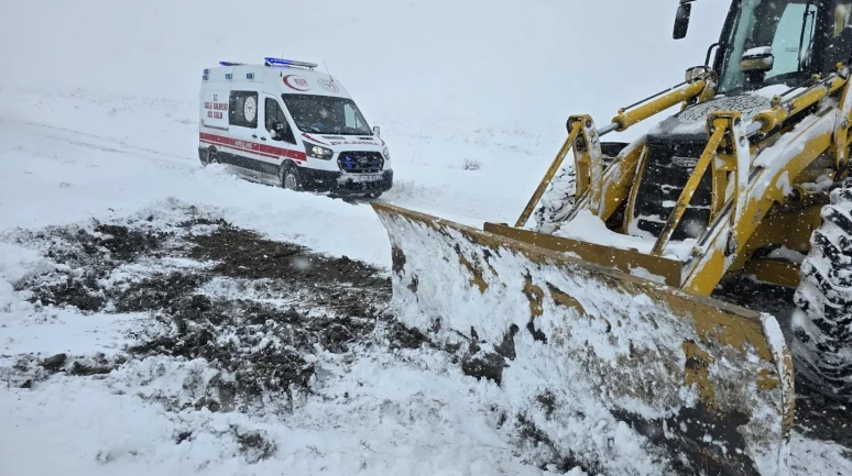 Van'da kar yağışı nedeniyle hasta kepçeyle ambulansa taşındı