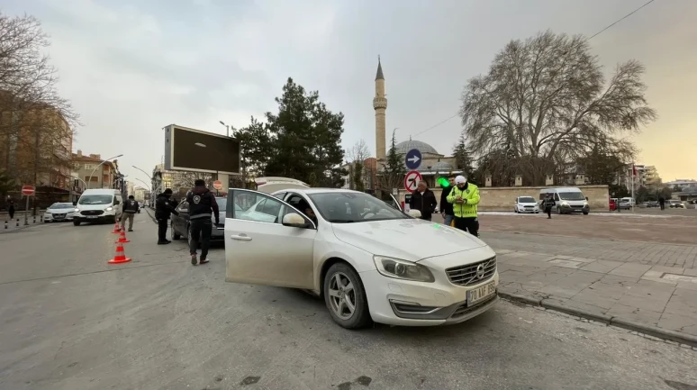 Karaman’da polis yılbaşı öncesi geniş kapsamlı denetimler gerçekleştirdi