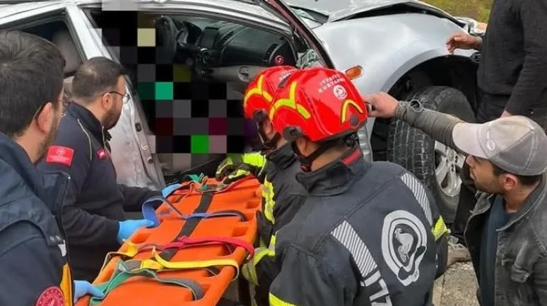 Denizli'nin Kale ilçesinde yoldan çıkan araç ağaca çarptı; 1 öldü 1 yaralı