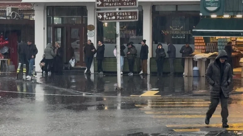 Antalya'da aniden bastıran sağanak hayatı olumsuz etkiledi