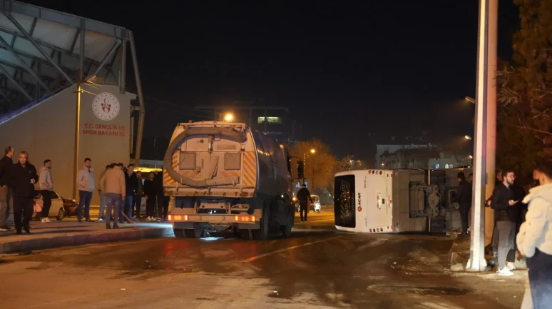 Niğde'de işçi servisi ile otomobil çarpıştı: 11 kişi yaralandı