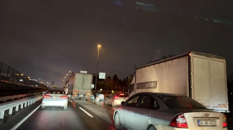 İstanbul'da trafik yoğunluğu yüzde 90'a ulaştı, ağır vasıtalar dikkat çekti