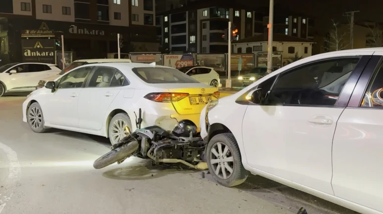 Aksaray’da zincirleme kazaya 4 araç karıştı: 1 yaralı