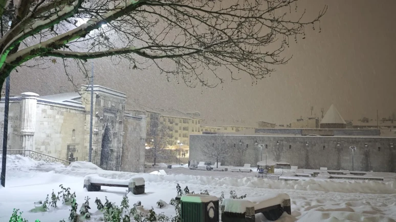 Sivas'ta tarihi kent meydanı kar altında kartpostallık görüntüler oluşturdu