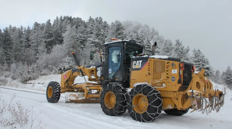 Erzurum’da yoğun kar yağışı nedeniyle 35 mahalle yolu ulaşıma kapandı