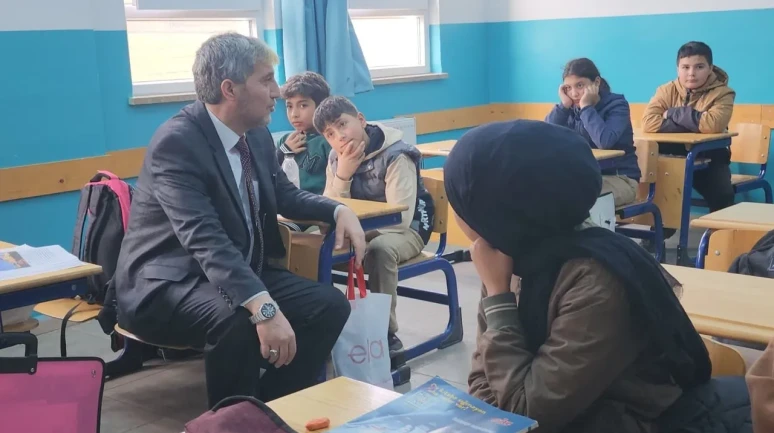 Kütahya'da millî eğitim müdürü Yılmaz öğrenci ve öğretmenlerle bir araya geldi