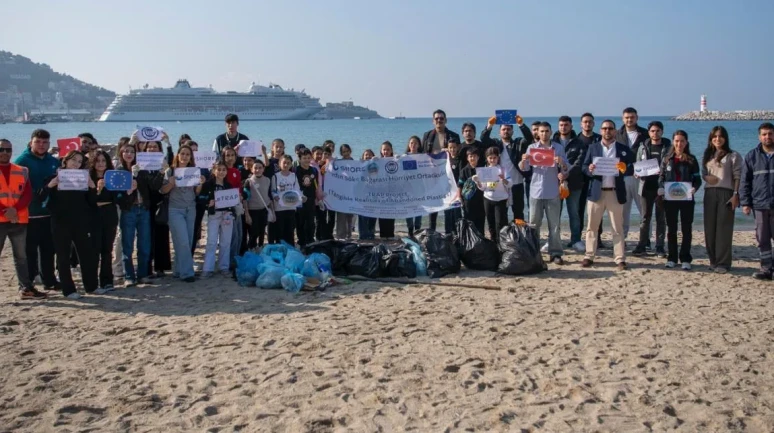 Kuşadası'nda Söke Bağarası Hürriyet Ortaokulu öğrencileri kıyı temizliği yaptı