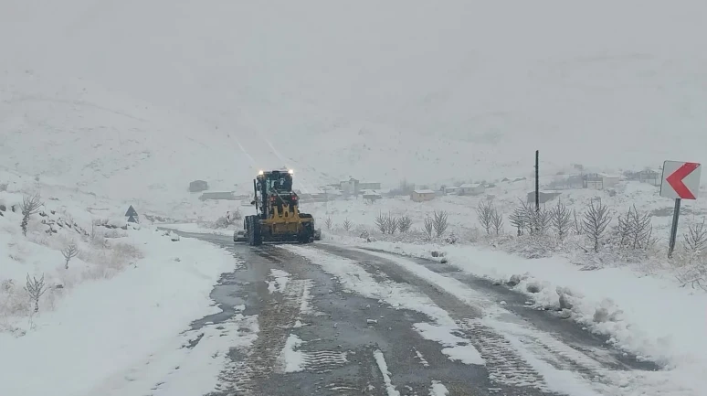 Battalgazi Belediyesi kar yağışına karşı hızlı müdahale çalışmalarını sürdürüyor